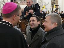 Katholikenratsvorsitzender Steffen Flicker begrüßt Bischof Dr. Michael Gerber im Dezember 2018 im Fuldaer Dom (Archivfoto)